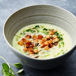 Vergeten groentesoep met groene salsa (op basis van Groente bouillon)